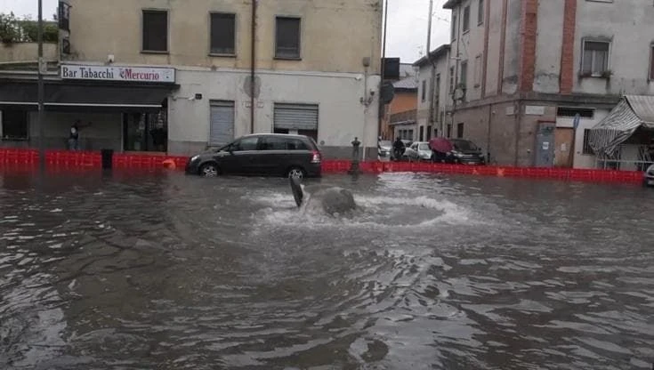 Maltempo a Milano: allagamenti anche nella zona sud: in via Vittorini l'acqua esce dai tombini
