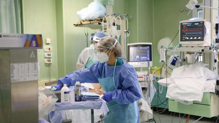Covid, l'identikit di chi finisce in ospedale: no vax e 60enni con una sola dose di vaccino