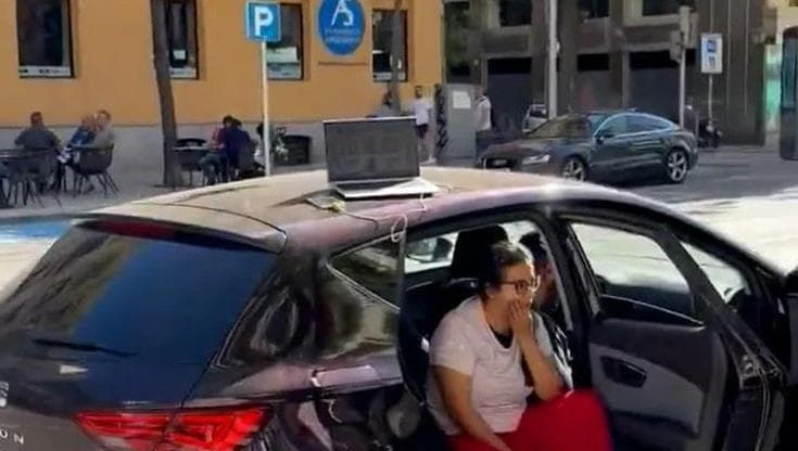Spagna un tuffo nel passato: solo la radio (a batterie) funziona. Tutti davanti all'apparecchio