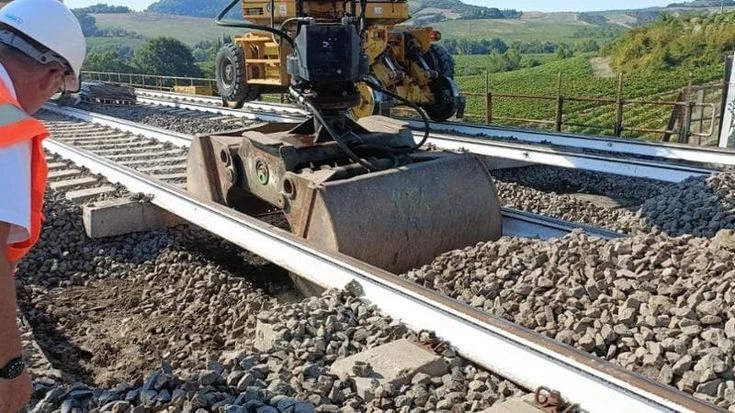 Caos treni, ritardi e cancellazioni. “C’è un motivo: stiamo potenziando la linea dell’alta velocità”