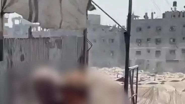 Gaza, bambino viene ferito dopo un raid israeliano: il piccolo corre tra le braccia del padre