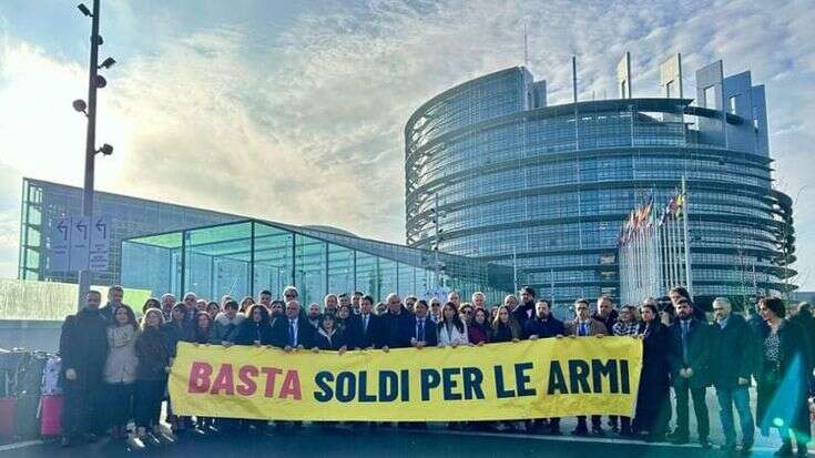 Protesta dei 5 stelle con Conte a Strasburgo: 