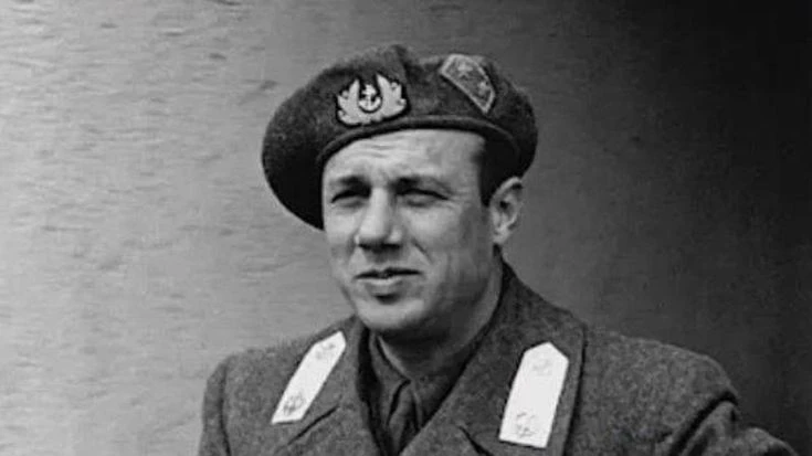 Francesco sepolto vicino al comandante della X Mas, Vannacci provoca: “Chi lo dice alla sinistra?”
