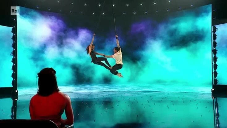 Dalla strada al palco: la danza aerea di Bianca Guaccero e del Duo Fondoux incanta il pubblico
