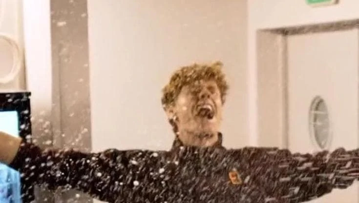 Sinner si lascia andare dopo la vittoria: festa e doccia di spumante negli spogliatoi