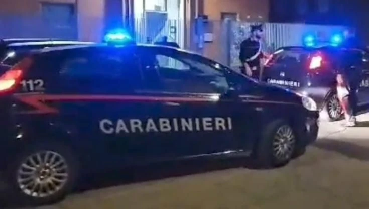 Cesena, “mi ha preso di peso e violentata in un giardino”: 19enne linciato dagli amici della vittima