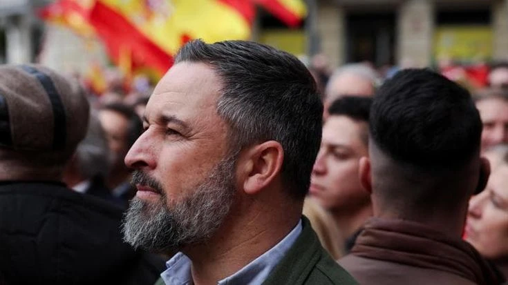 Spagna, il leader di Vox invoca piazzale Loreto: “Sánchez sarà appeso per i piedi”