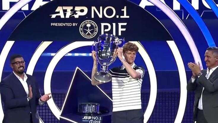 AtpTorino, Sinner premiato con la coppa per il n.1 del mondo: 