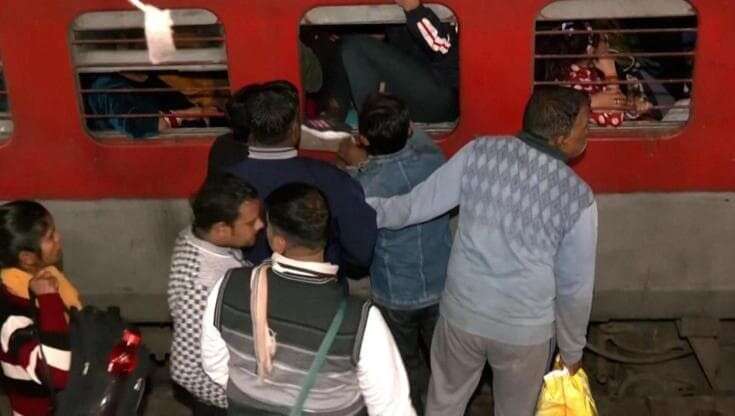 New Delhi, impressionante calca per salire sul treno diretto al Kumbha Festival: diversi morti