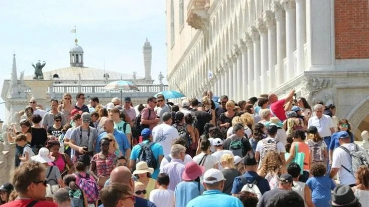 Venezia, l’allarme dei commercianti: “I turisti non spendono, una maxi-tassa per il mordi e fuggi”