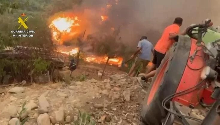 Spagna, vasti incendi in Galizia: vigili del fuoco e residenti lottano insieme per domare le fiamme