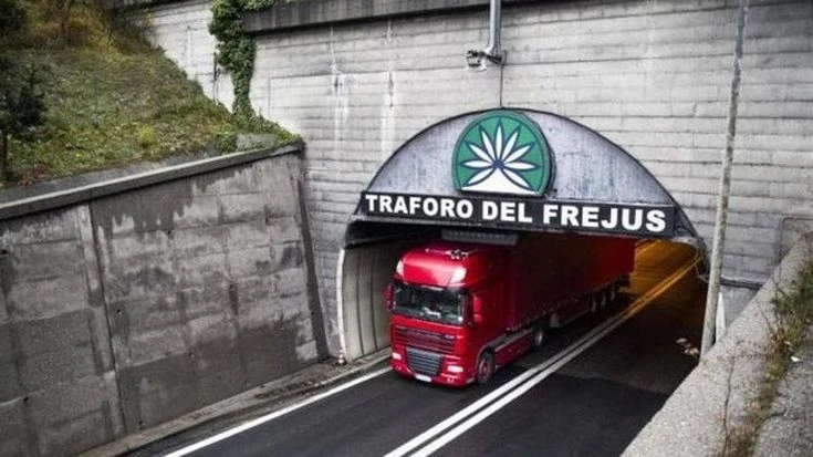 Maxi-tamponamento tra tir al Fréjus: un ferito grave e tunnel paralizzato