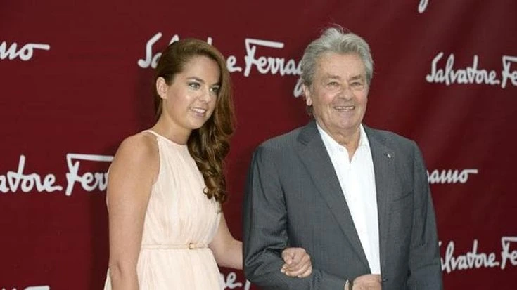 Alain Delon, il figlio Alain-Fabien vuole annullare il testamento: “Non era in grado di intendere”