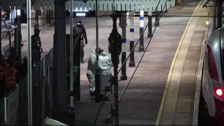 Assalto sul treno per Londra: 10 accoltellati. 