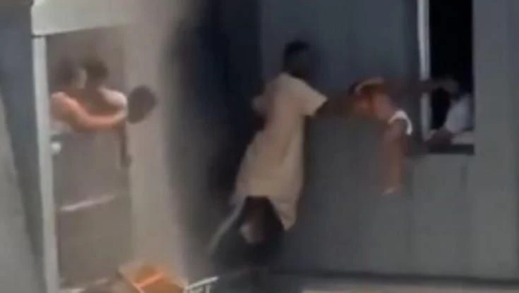 Parigi, esce sul cornicione e salva cinque persone da un incendio: sarà decorato con una medaglia