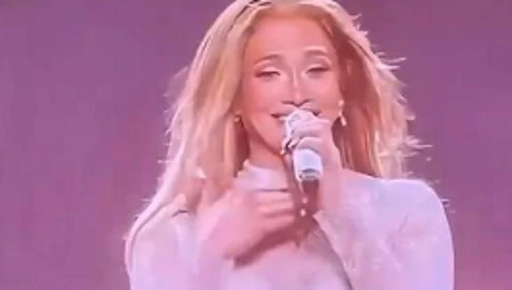 Jennifer Lopez, risposta al fan ma frecciata all'ex: 