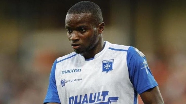 “Troppi infortuni, è colpa dei vaccini”. Calciatore francese perde causa contro Pfizer e Federazione