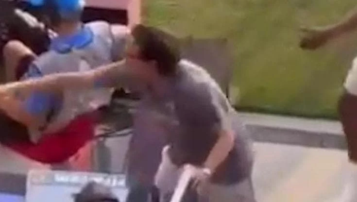 Simone Inzaghi furioso con il collaboratore che ritarda troppo le sostituzioni: 
