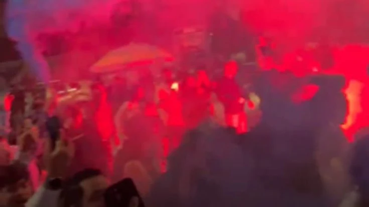 Napoli, festa per gli azzurri al ritorno da Lecce: 250 tifosi all'aeroporto di Capodichino