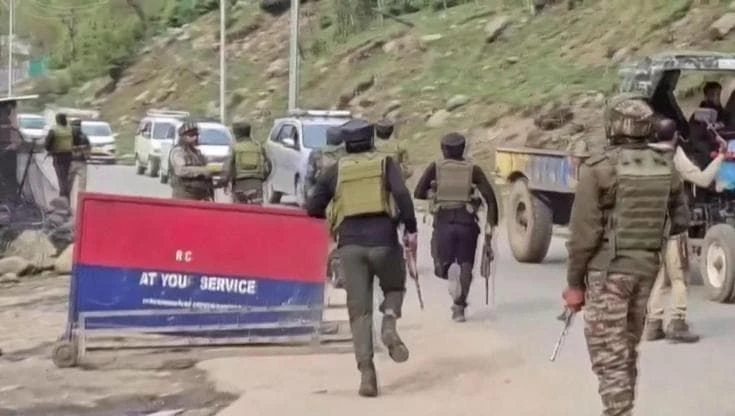 India, attacco terroristico contro turisti in Kashmir: polizia e soccorsi sul luogo della strage
