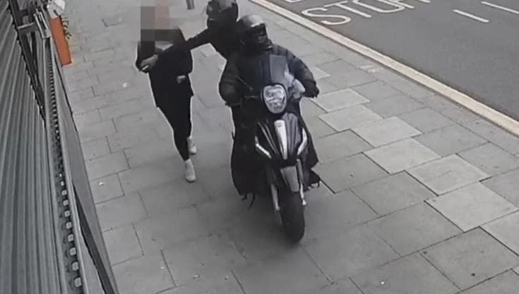 Londra, smantellata la banda dei cellulari dopo oltre 40.000 furti: come agiva e dove li rivendeva