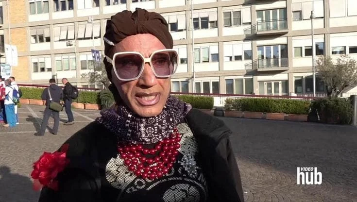 Gemelli, rimosso il cartello (e poi restituito) della donna trans: 