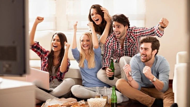 Europei di calcio: due italiani su tre davanti alla tv con pizza e birra