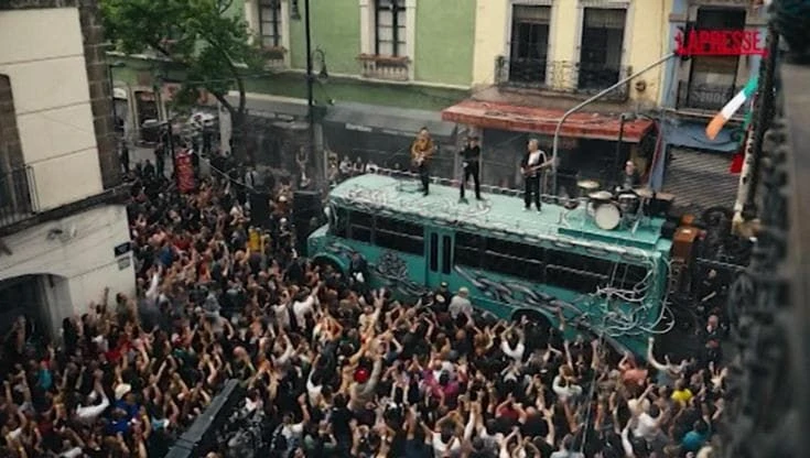 U2, miniconcerto sul tetto di uno scuolabus a Città del Messico per il video del nuovo singolo