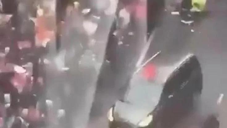 Liverpool, auto travolge i feriti durante la parata della squadra: diversi feriti
