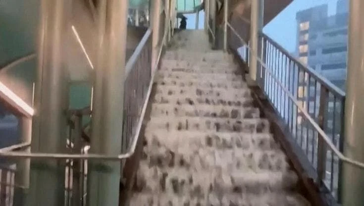 Hong Kong, pioggia torrenziale: chiusi ospedali e metro, scale come cascate