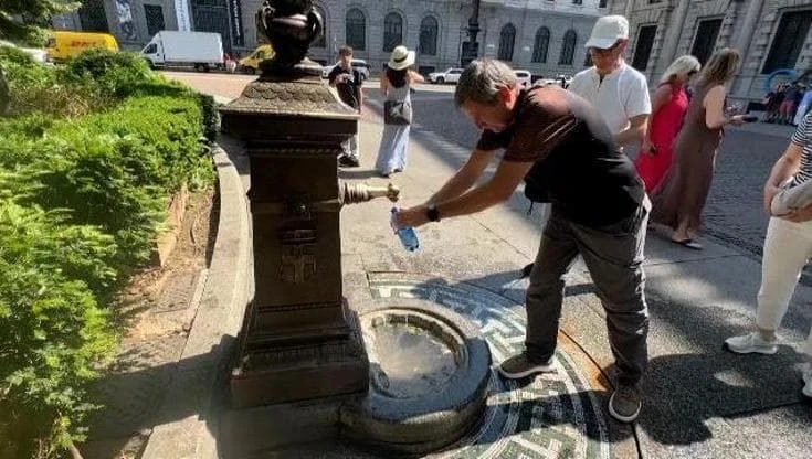 Caldo record, da Parigi a Londra e Milano le immagini dell'Europa che soffoca
