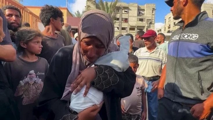Gaza, bambini morti di fame e adulti al collasso: la tragedia oltre le bombe