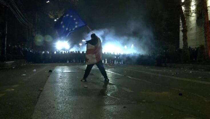 Georgia proteste adesione ue fuochi artificio lacrimogeni