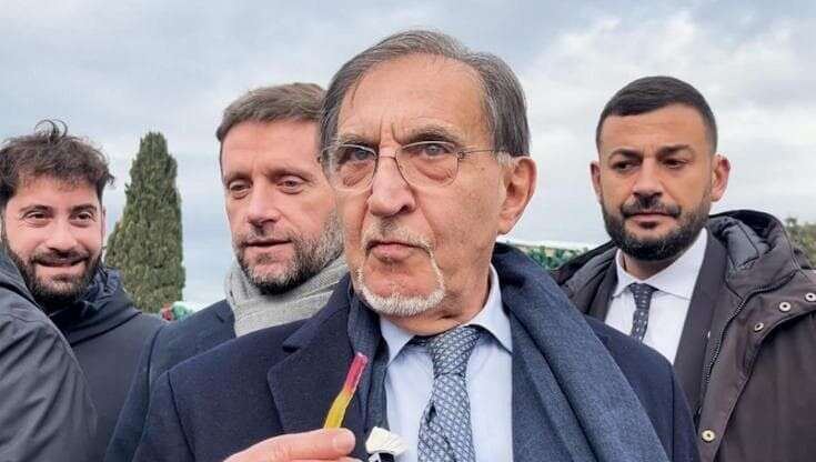 Atreju, da festa per underdog a passerella di governo. E La Russa fa Babbo Natale