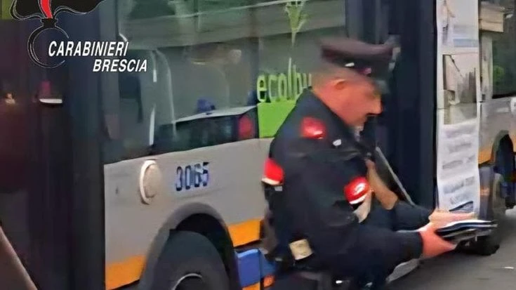 Spruzza lo spray al peperoncino su un autobus pieno di persone: ragazzo di 15 anni denunciato