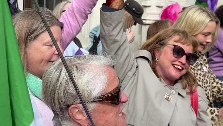 La Corte Suprema britannica: “Il sesso biologico decide chi è donna”. Esplode la gioia in strada