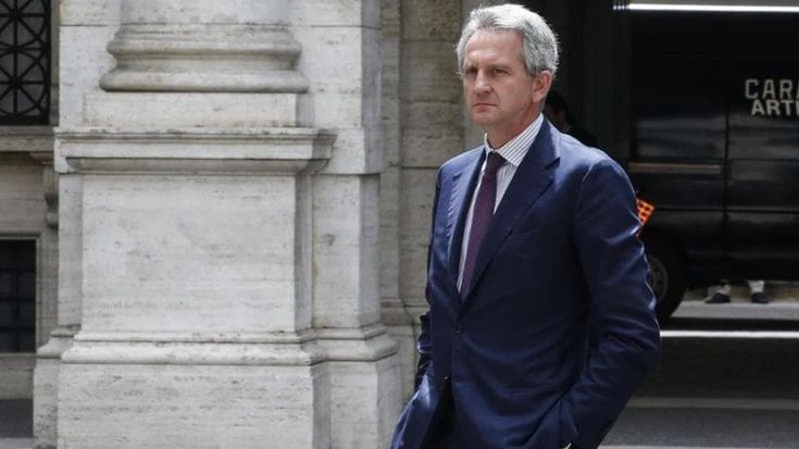 Mediobanca, agli azionisti 4,9 miliardi cash in tre anni. Forti rischi con l’offerta Mps