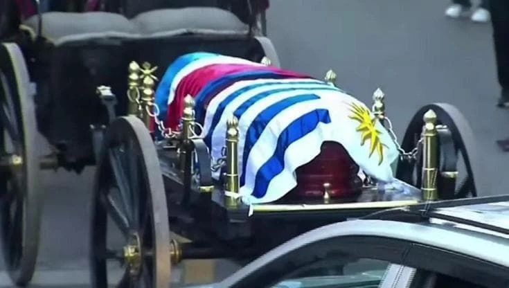 Montevideo, migliaia di persone danno l'addio all'ex presidente Pepe Mujica