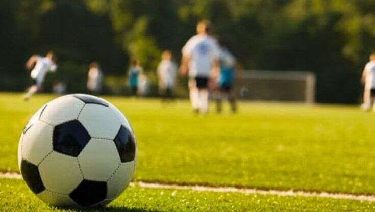 Partita di calcio tra bambini, sugli spalti scoppia la lite tra una mamma e una nonna per un fallo di gioco: arrivano i carabinieri