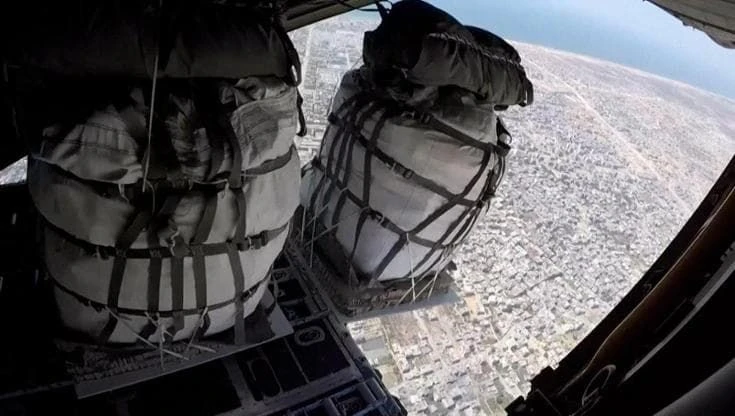 Gaza, aerei giordani lanciano aiuti dal cielo: viveri e latte con il paracadute