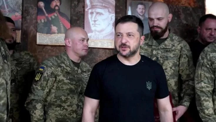 Zelensky visita le truppe a Sumy: 