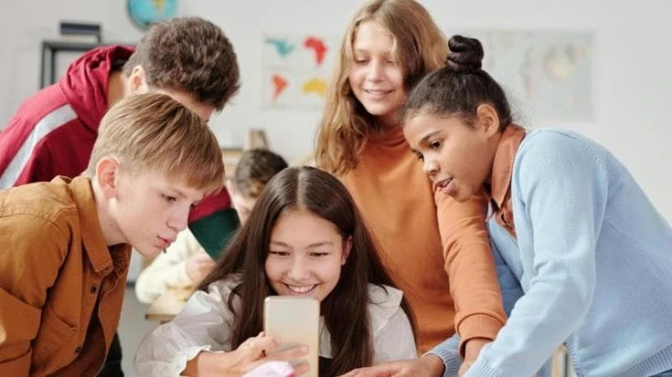 Niente smartphone in classe, ecco come le superiori si preparano ad applicare la norma Valditara