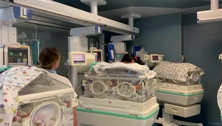 Fiocco triplo a Cagliari, nati Mattia, Aurora e Sofia: raro trigemino al Policlinico di Monserrato