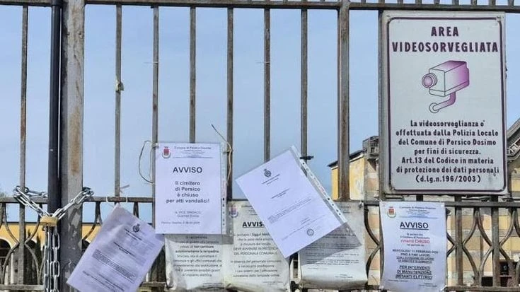Vandalizzano una tomba e bruciano le ossa: raid macabro nel cimitero del Cremonese