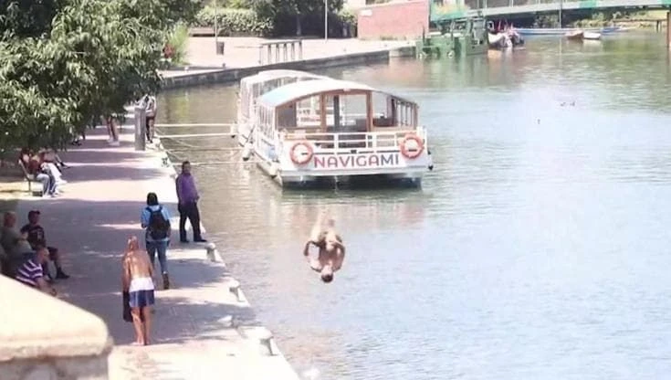 Milano, tuffo acrobatico nella Darsena per sfuggire al caldo