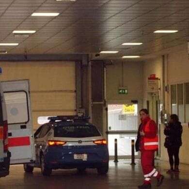 Ancona, parte un colpo dalla pistola del vigilante in servizio all’ospedale: ferita una ragazza