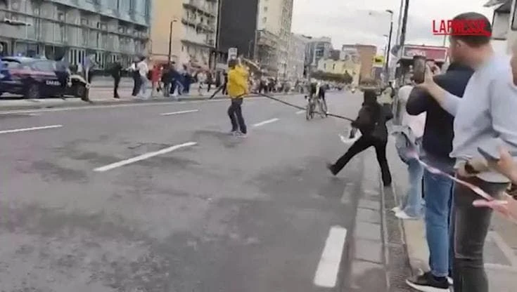 Protesta ProPal al Giro d'Italia, manifestante si lancia tra i ciclisti che lo evitano per un soffio