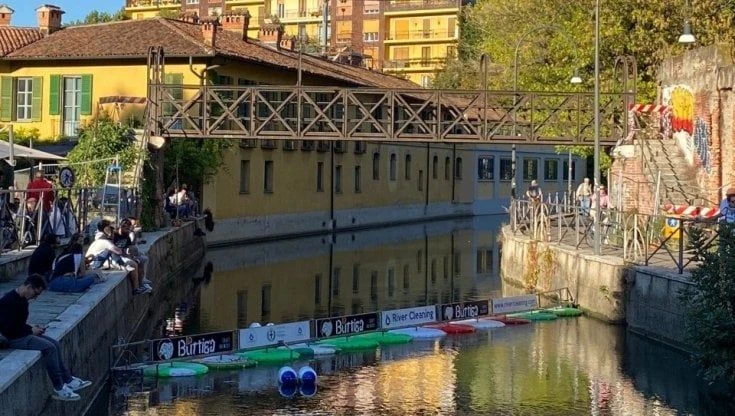 La barriera galleggiante che raccoglie i rifiuti nel Naviglio: sulla Martesana arriva 