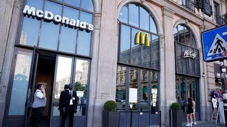 Fumo dalle cucine del McDonald’s di piazza Duomo: evacuato il fast food