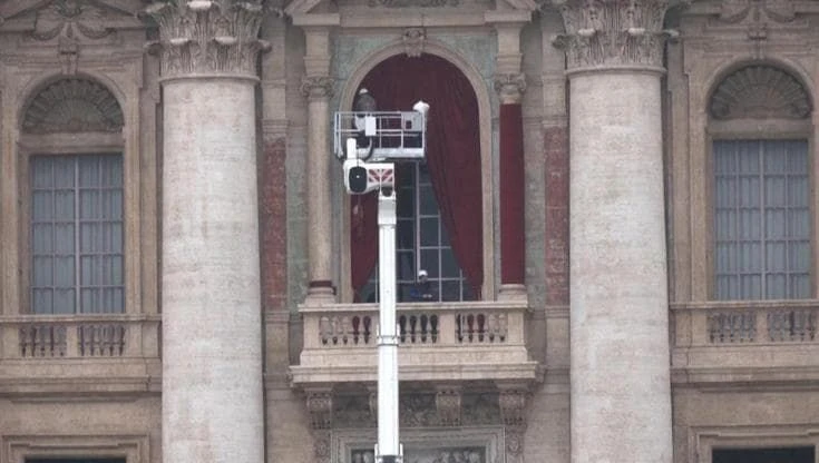 San Pietro: installate nuove tende sul balcone dove si affaccerà il prossimo Papa